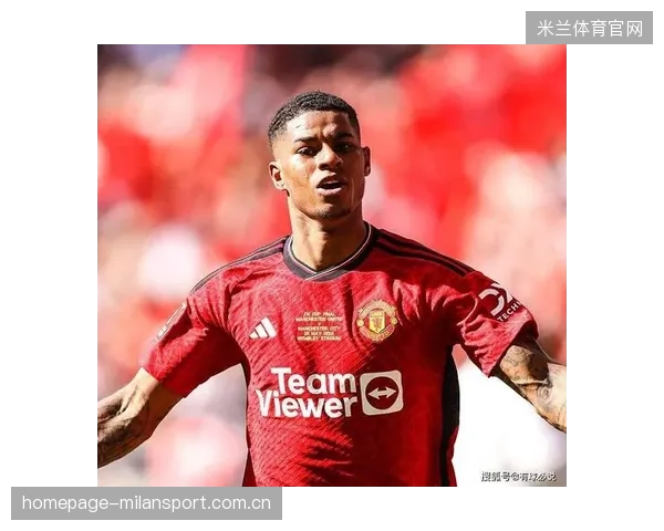 曼联拉什福德反击中一脚劲射得分，点燃球迷激情！
